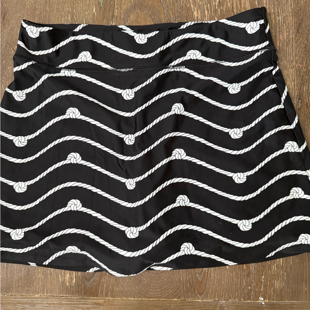 Elegant Black and White Rope Pattern Skort